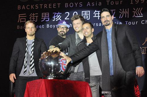 “Backstreet Boys” аялан тоглолт хийнэ